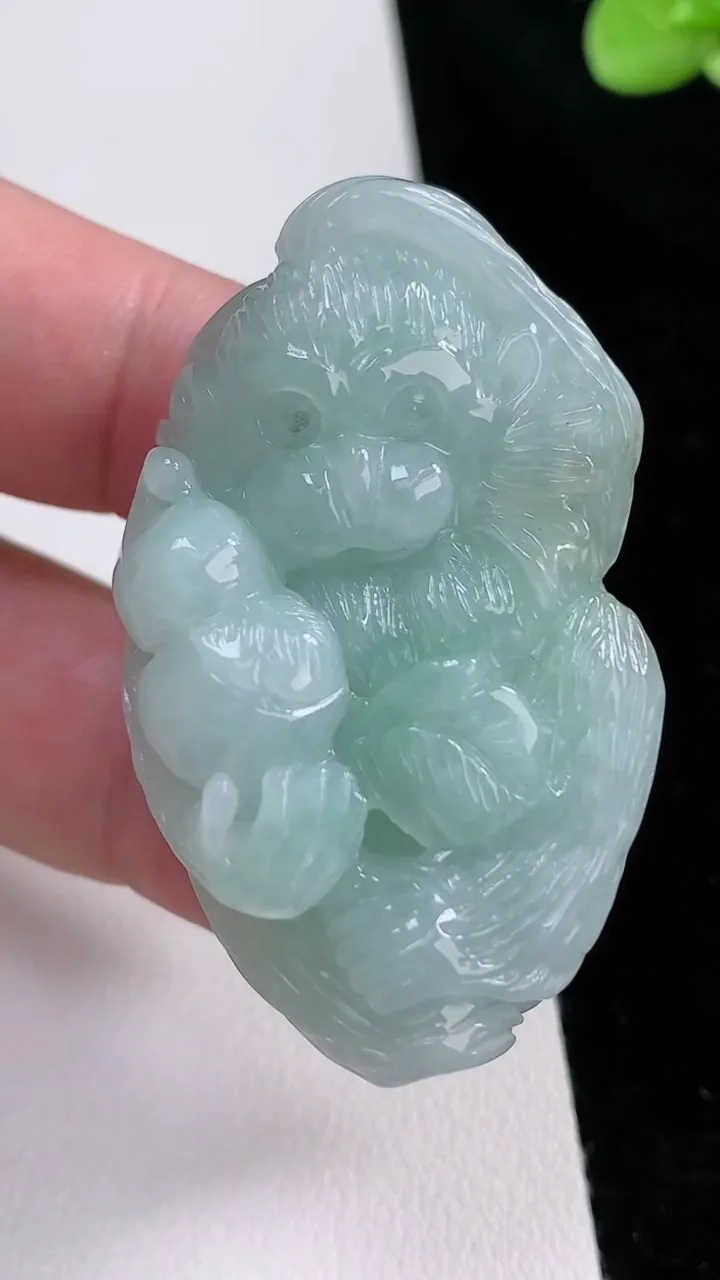 天然A货翡翠生肖猴吊坠，尺寸47.4-58.7-17.7，重量:35.28g
8月22日