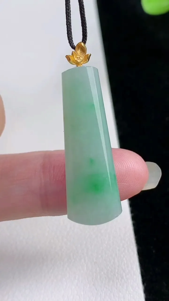 天然A货翡翠无事牌吊坠，尺寸32-11.4-5，重量:4.36g
8月22日