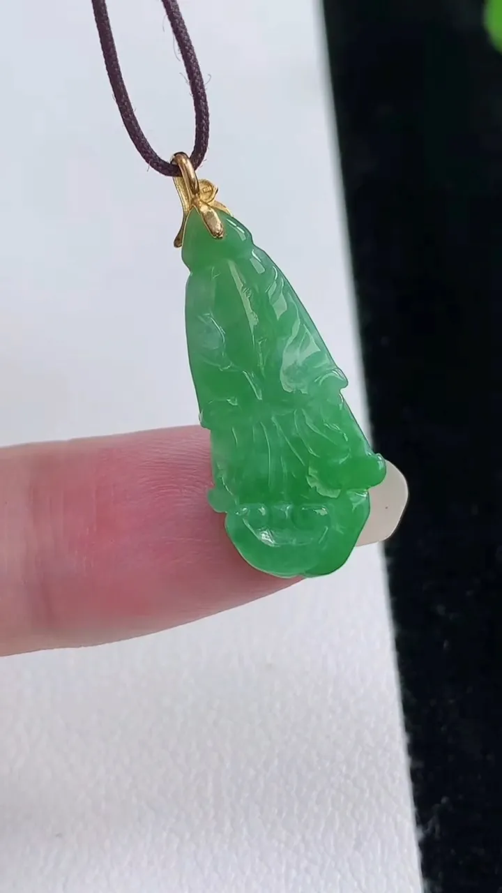 天然A货翡翠白菜吊坠，尺寸25-12.2-4，重量:1.69g
8月22日