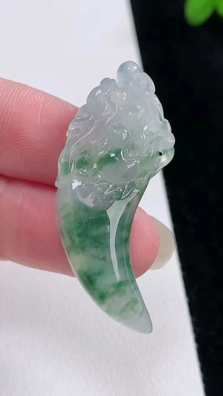 天然A货翡翠飘花龙牙吊坠，尺寸44-16.5-5.9，重:9.50g
8月22日