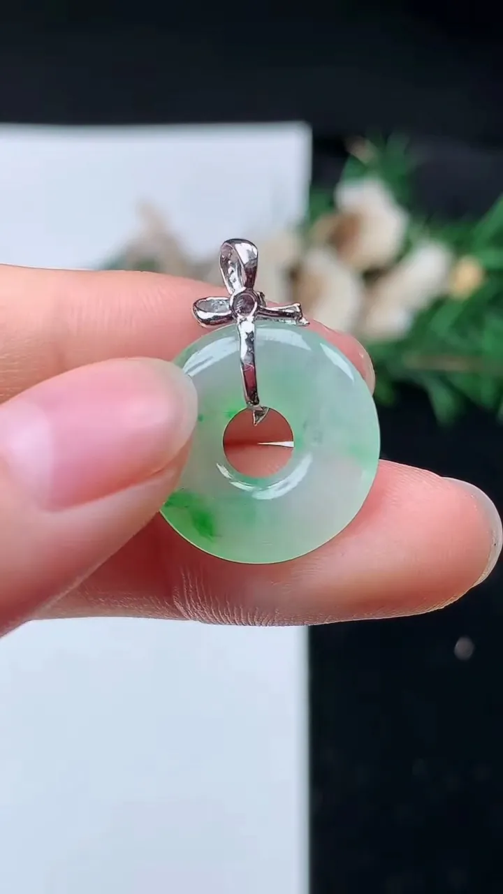 天然A货翡翠平安环吊坠，尺寸18-3，重量:2.28g
8月22日