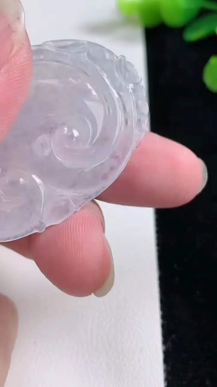 天然A货翡翠如意吊坠，尺寸46-32.5-4.5，重量:12.40g
8月22日