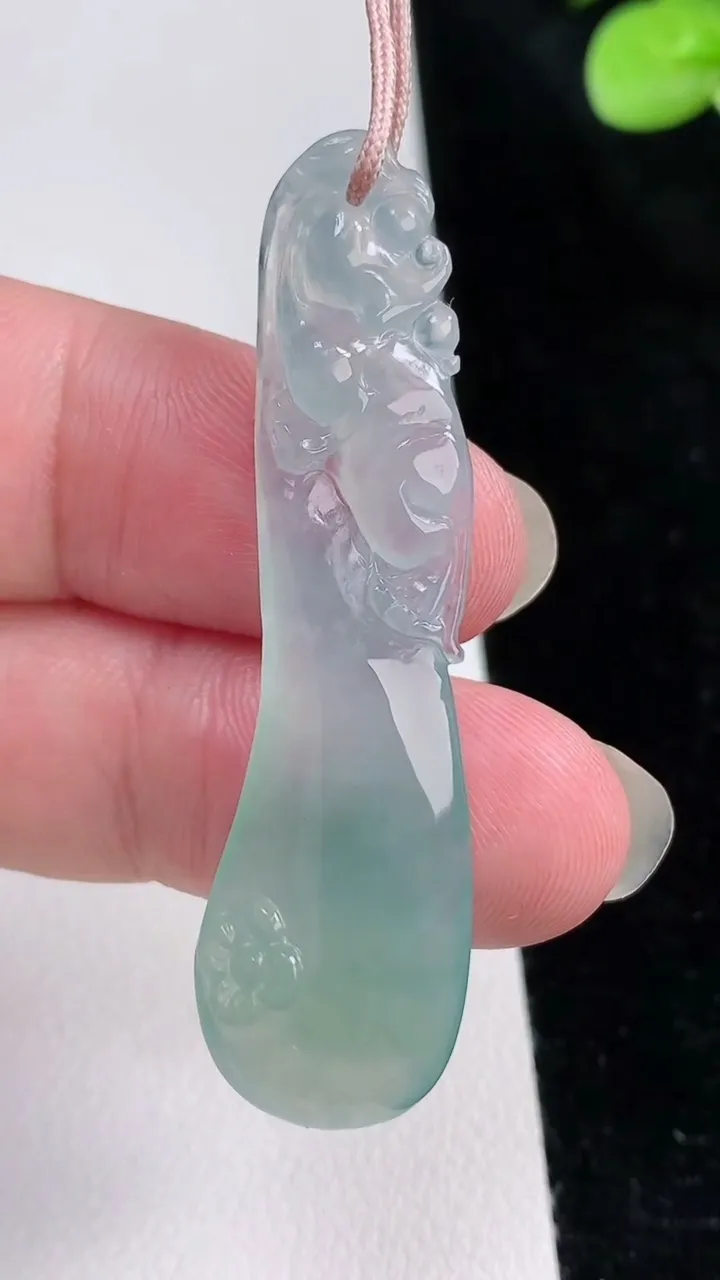 天然A货翡翠福瓜吊坠，尺寸51.5-14.2-5.2，重量:5.71g
8月22日