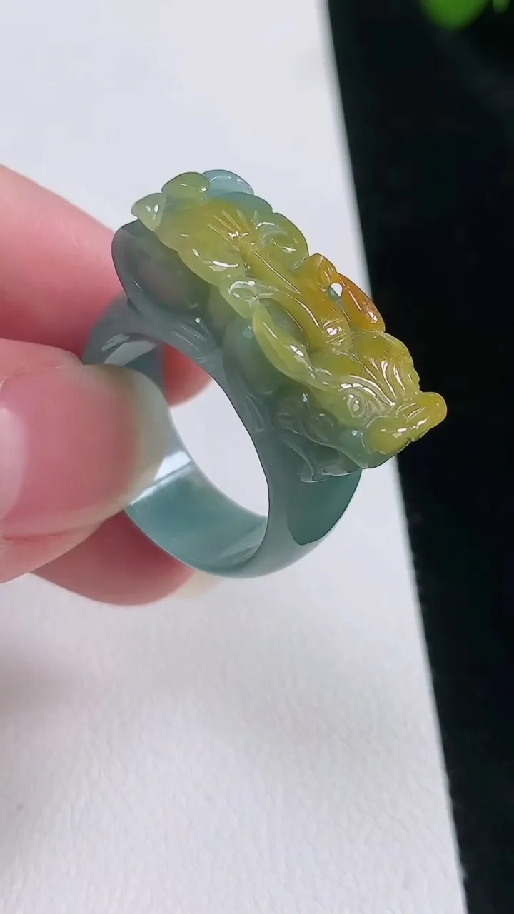 天然A货翡翠双彩貔貅指环扳指，尺寸 29.2，重:10.01g2025年8月22日
工厂直销收藏佳品,种好水足，色泽均匀，有种有色，上手高大气！