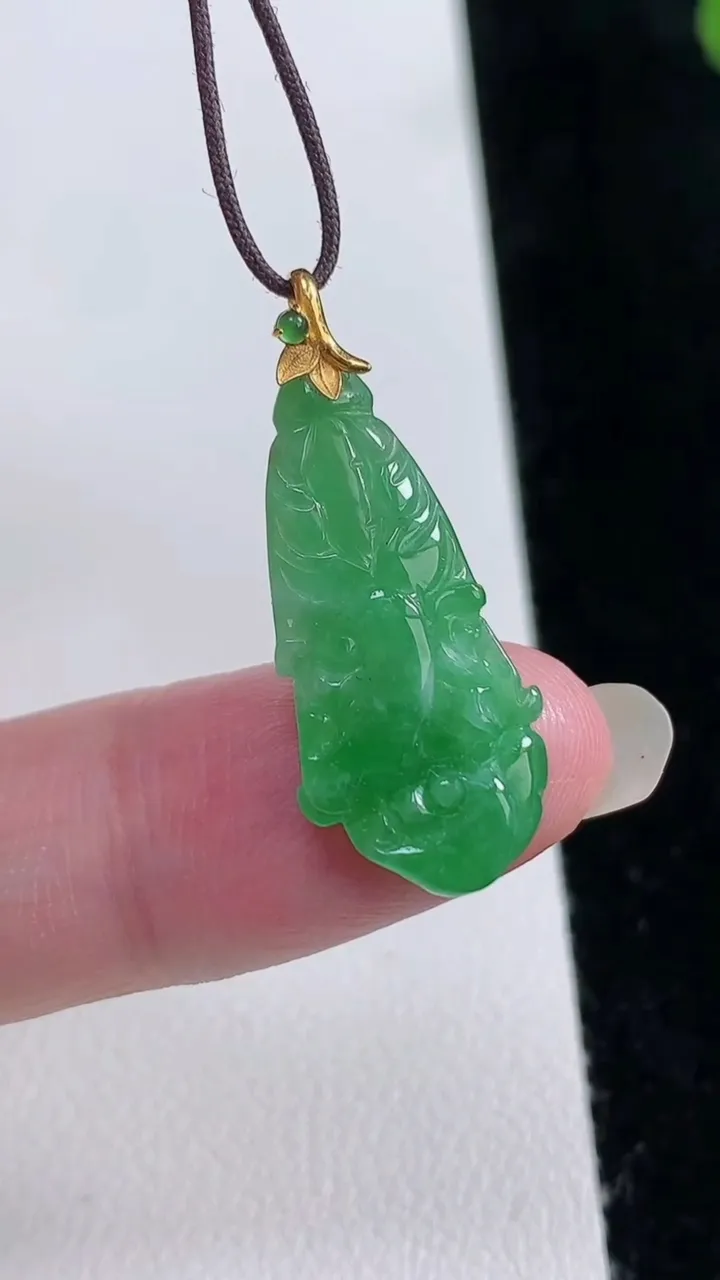 天然A货翡翠白菜吊坠，尺寸25-12.2-4，重量:1.69g
8月22日