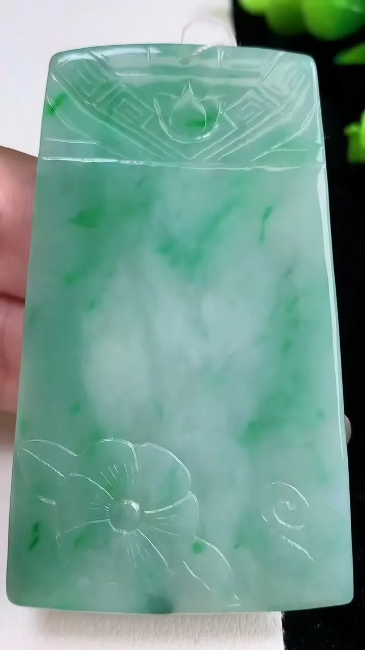 天然A货翡翠文殊菩萨吊坠，尺寸72-44-5.5，重量:44.79g
8月22日