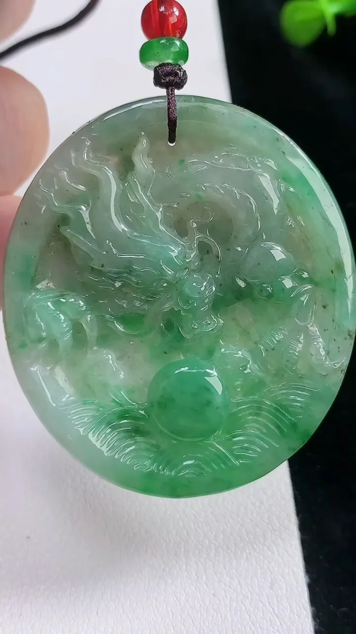 天然A货翡翠龙牌吊坠，尺寸 51.5-46.3-6，重: 27.07g
8月22日