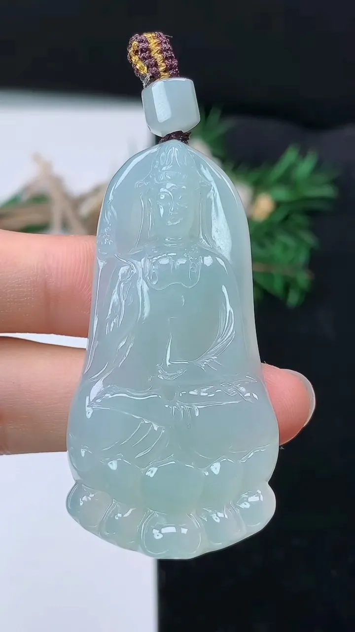 天然A货翡翠白冰大势至观音菩萨吊坠，尺寸54.6-27.2-6.9，重量:21.72g
8月22日