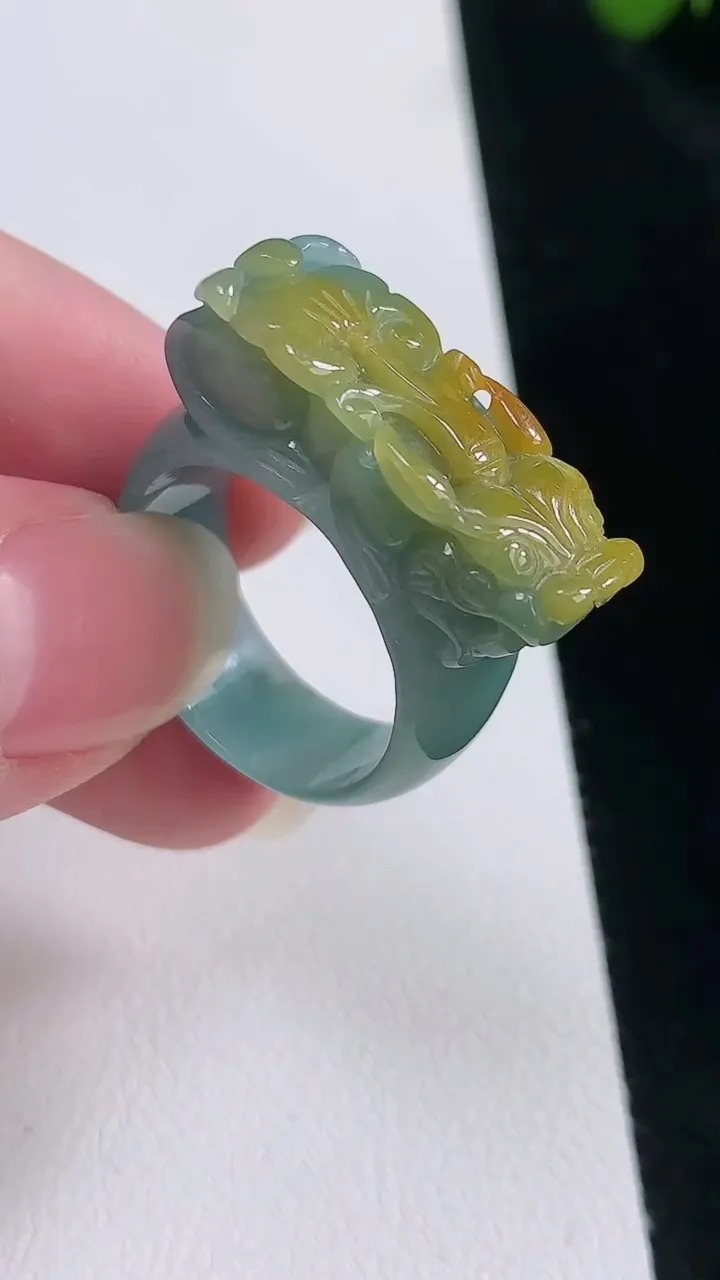 天然A货翡翠双彩貔貅指环扳指，尺寸 29.2，重:10.01g2025年8月22日
工厂直销收藏佳品