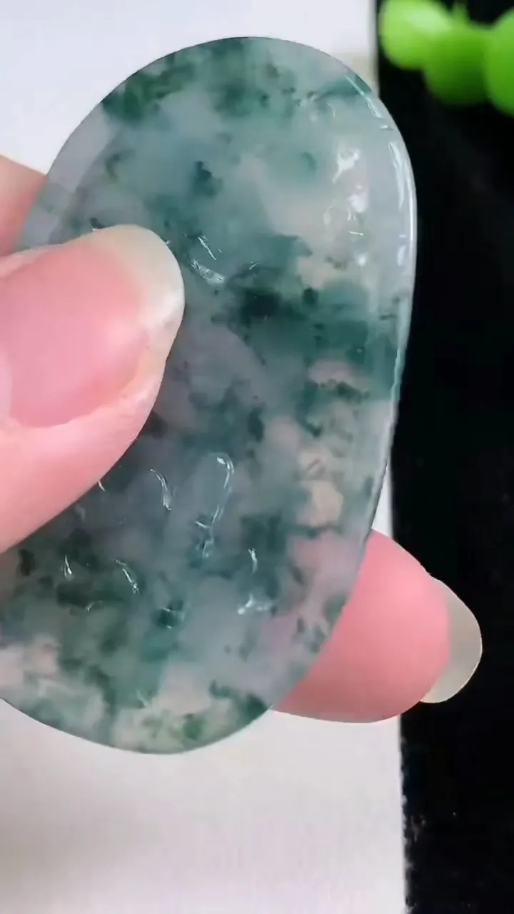 天然A货翡翠飘花龙牌吊坠，尺寸54.7-36.2-6.2，重量:19.35g
8月22日