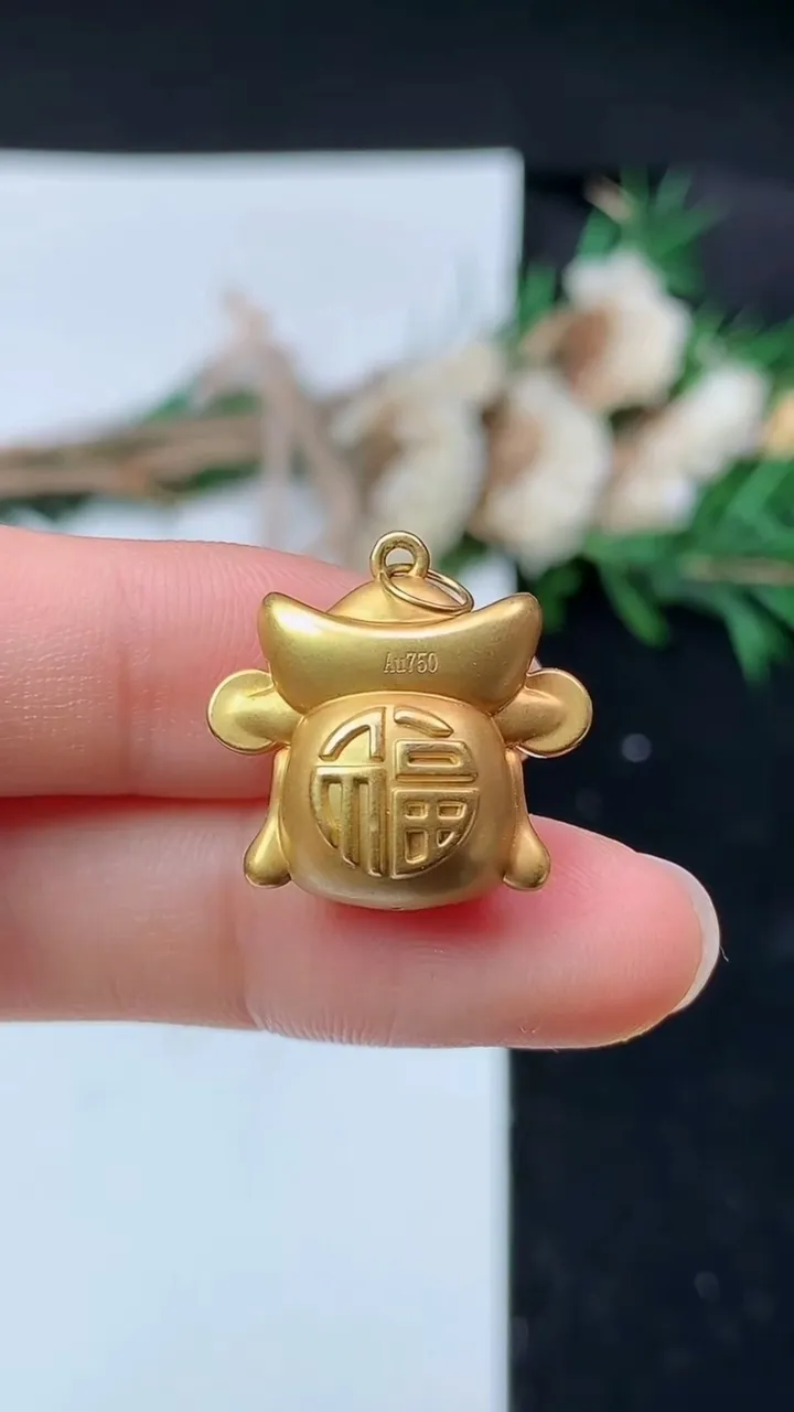 天然A货翡翠蛋面 财神爷吊坠，尺寸19-19.4-10.9，裸石5，重量:0.96g
8月22日