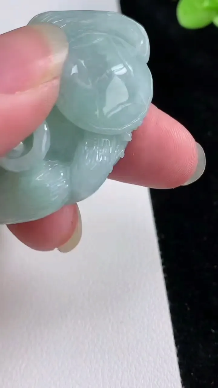天然A货翡翠生肖猴吊坠，尺寸47.4-58.7-17.7，重量:35.28g
8月22日
