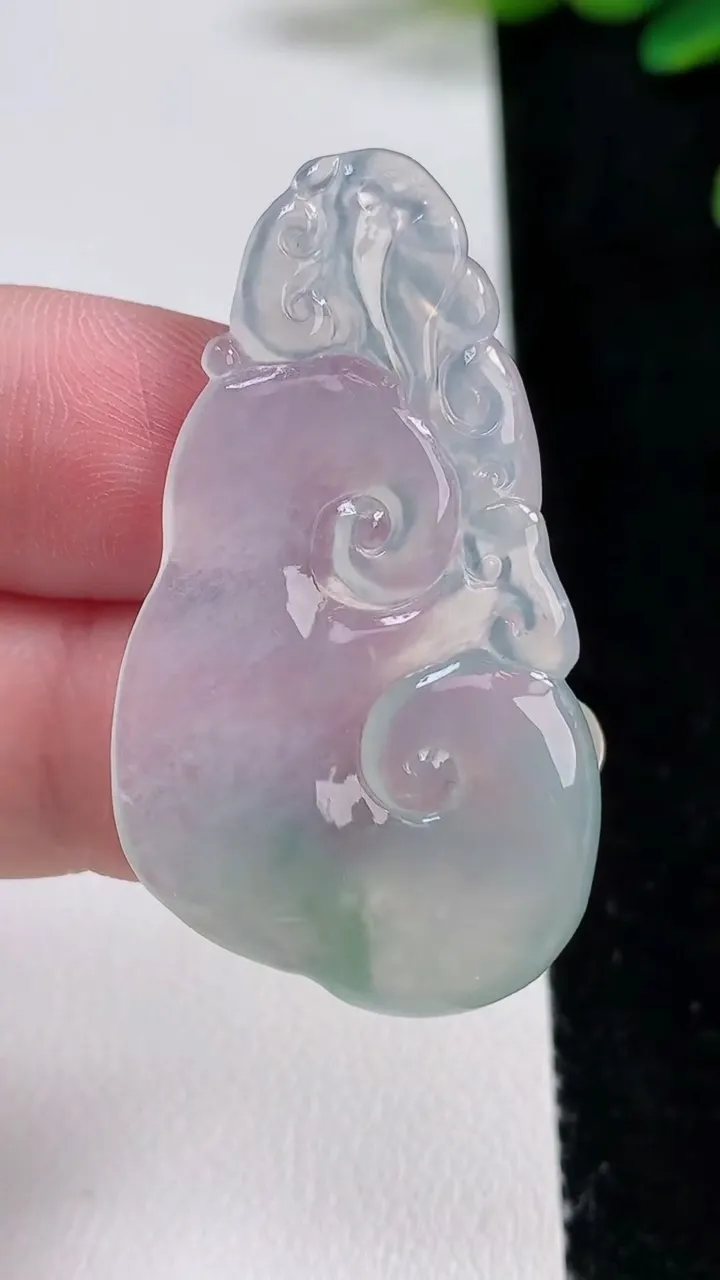 天然A货翡翠如意吊坠，尺寸44-25-4.4，重量:7.43g
8月22日