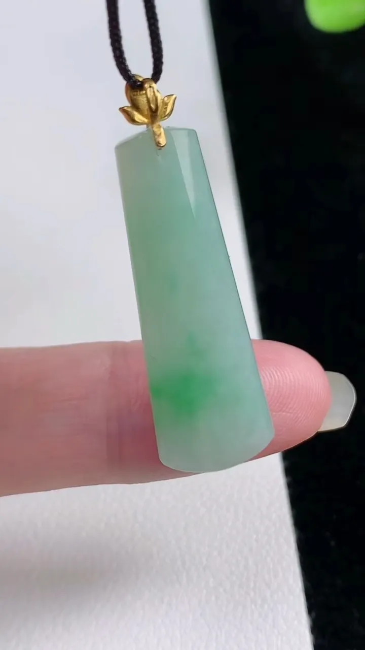 天然A货翡翠无事牌吊坠，尺寸32-11.4-5，重量:4.36g
8月22日