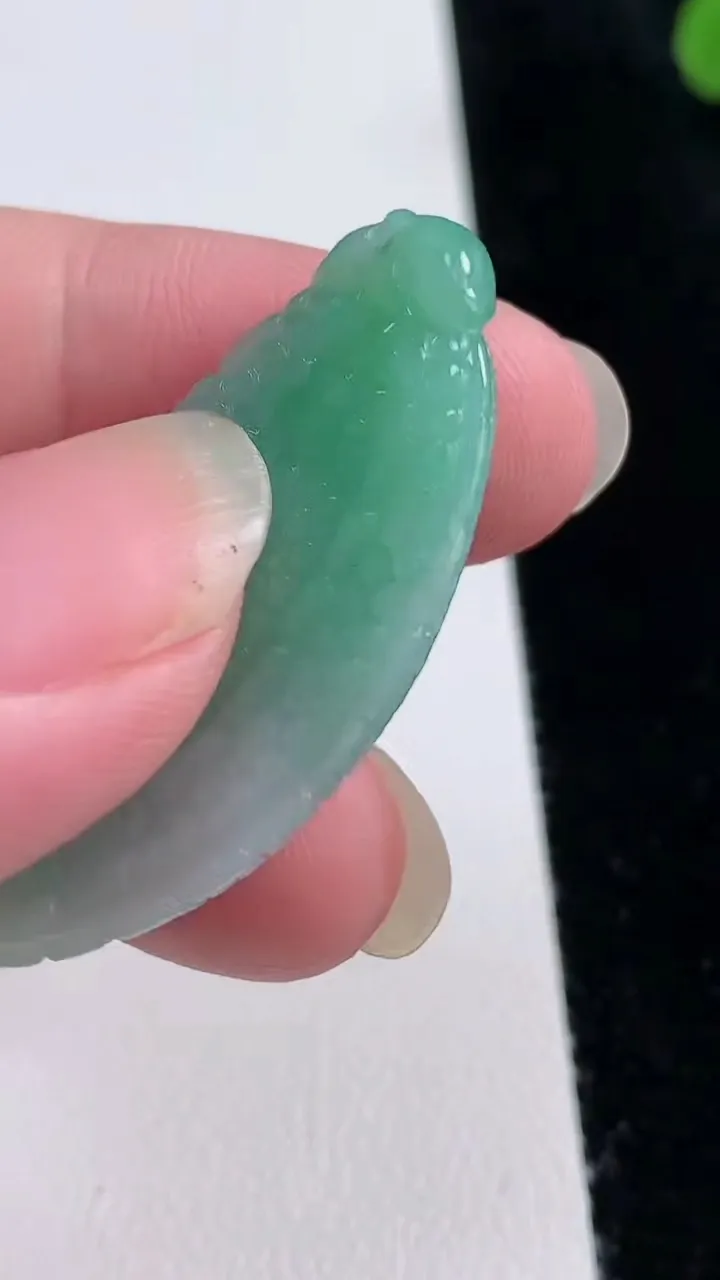 天然A货翡翠苦尽甘来 苦瓜吊坠，尺寸42-18.8-6，重量:9.12g
8月22日