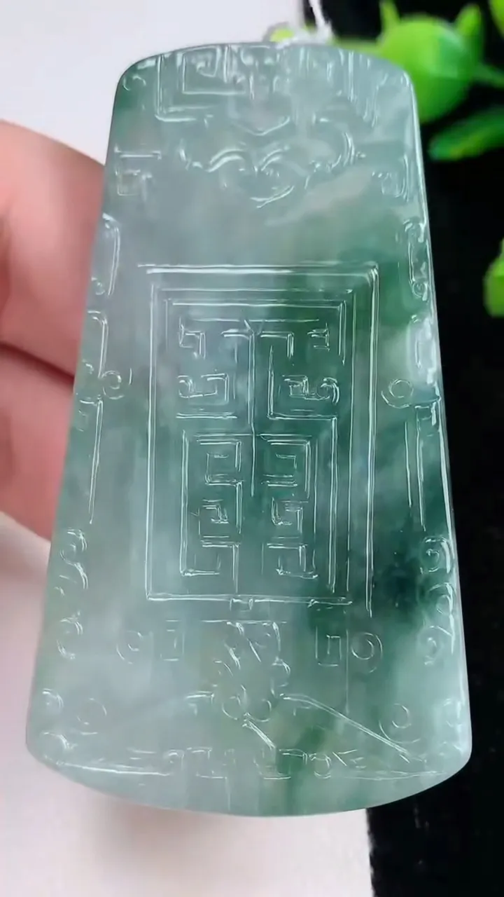 天然A货翡翠飘花仿古无事牌吊坠，尺寸65.6-37.2-5.2，重量:33.33g
8月22日