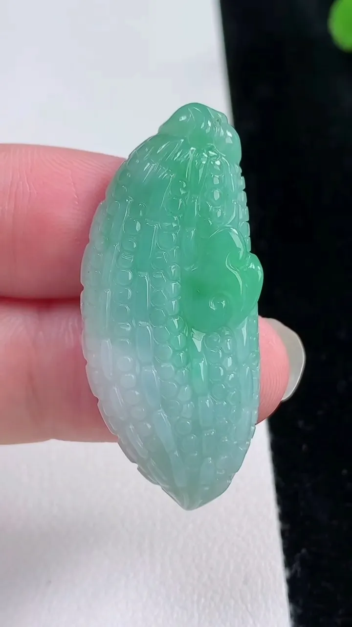 天然A货翡翠苦尽甘来 苦瓜吊坠，尺寸42-18.8-6，重量:9.12g
8月22日