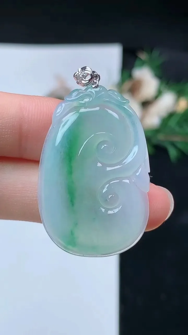 天然A货翡翠如意吊坠，尺寸36-23.7-3.9，重量:7.16g
8月22日