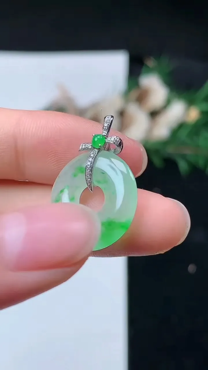 天然A货翡翠平安环吊坠，尺寸18-3，重量:2.28g
8月22日