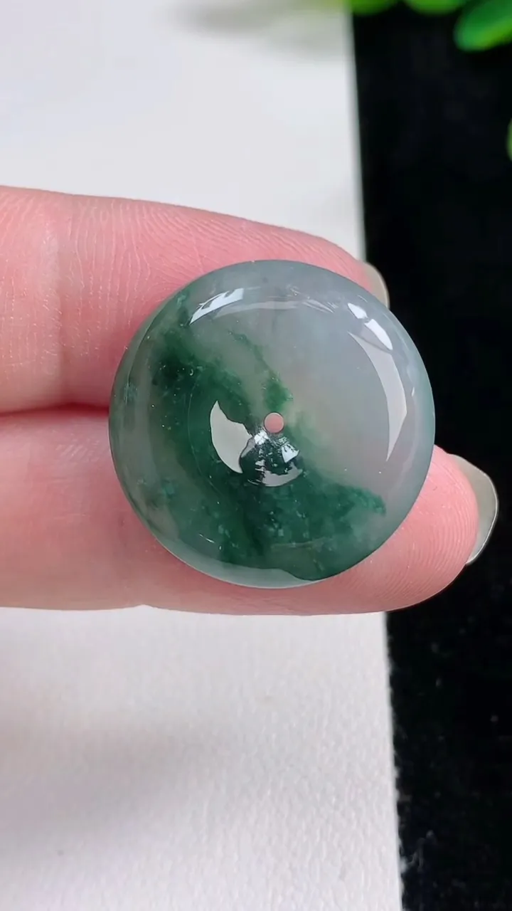 天然A货翡翠飘花平安扣吊坠，尺寸24.2-5.8，重量:6.95g
8月22日