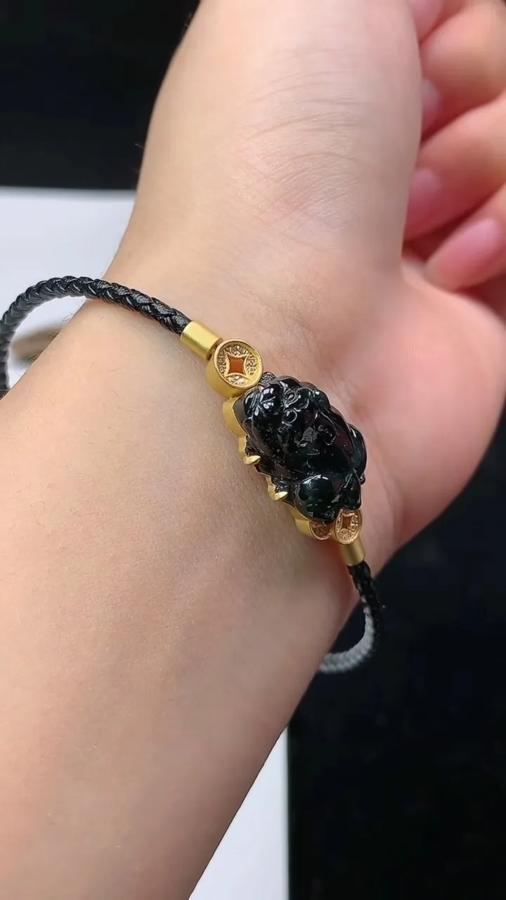 天然A货翡翠，尺寸17.9-13.4-6.4，重量:6.50g
8月22日