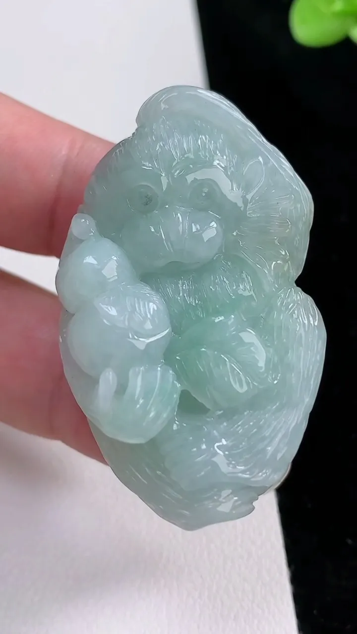 天然A货翡翠生肖猴吊坠，尺寸47.4-58.7-17.7，重量:35.28g
8月22日