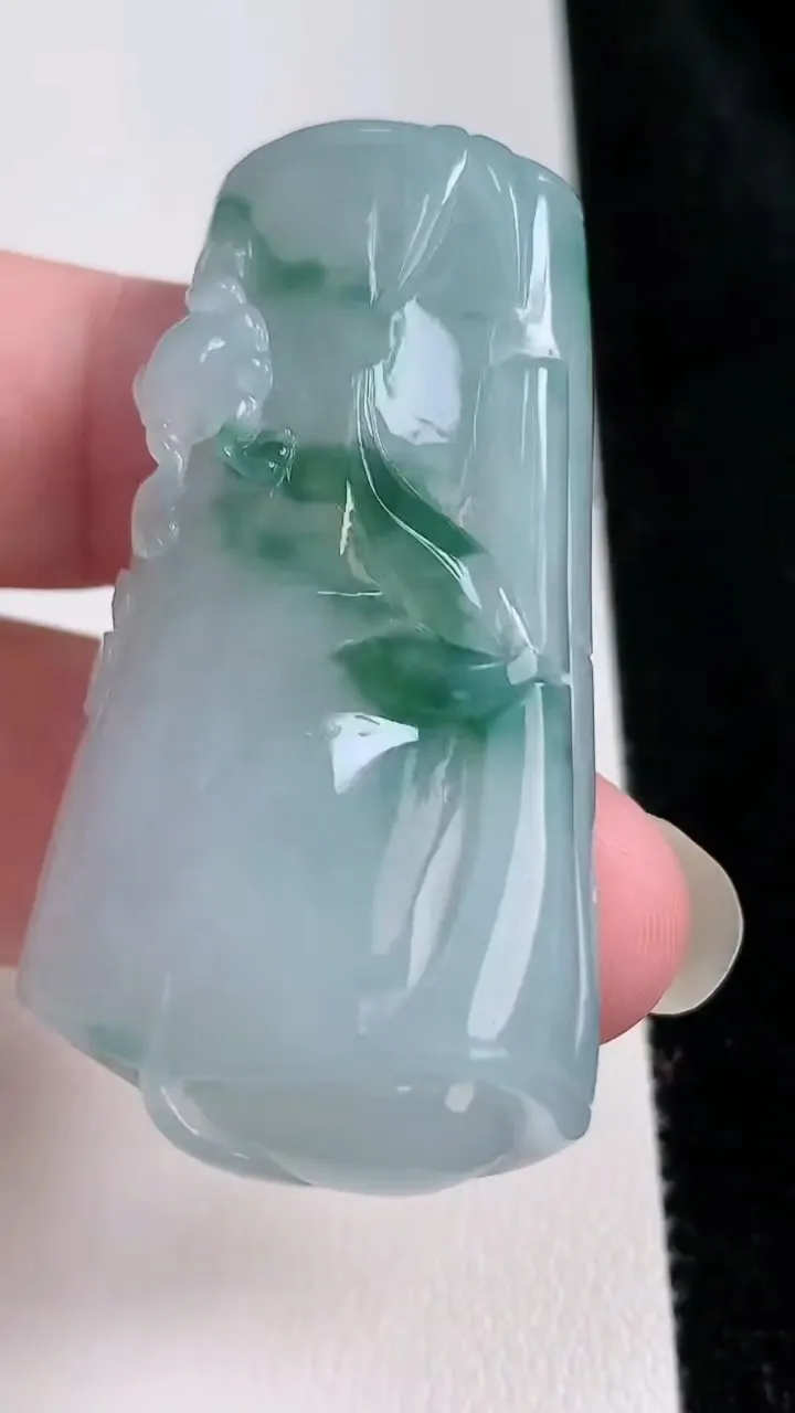 天然A货翡翠飘花节节高升 竹节吊坠，尺寸50-26.8-11.6，重量:33.83g
8月22日