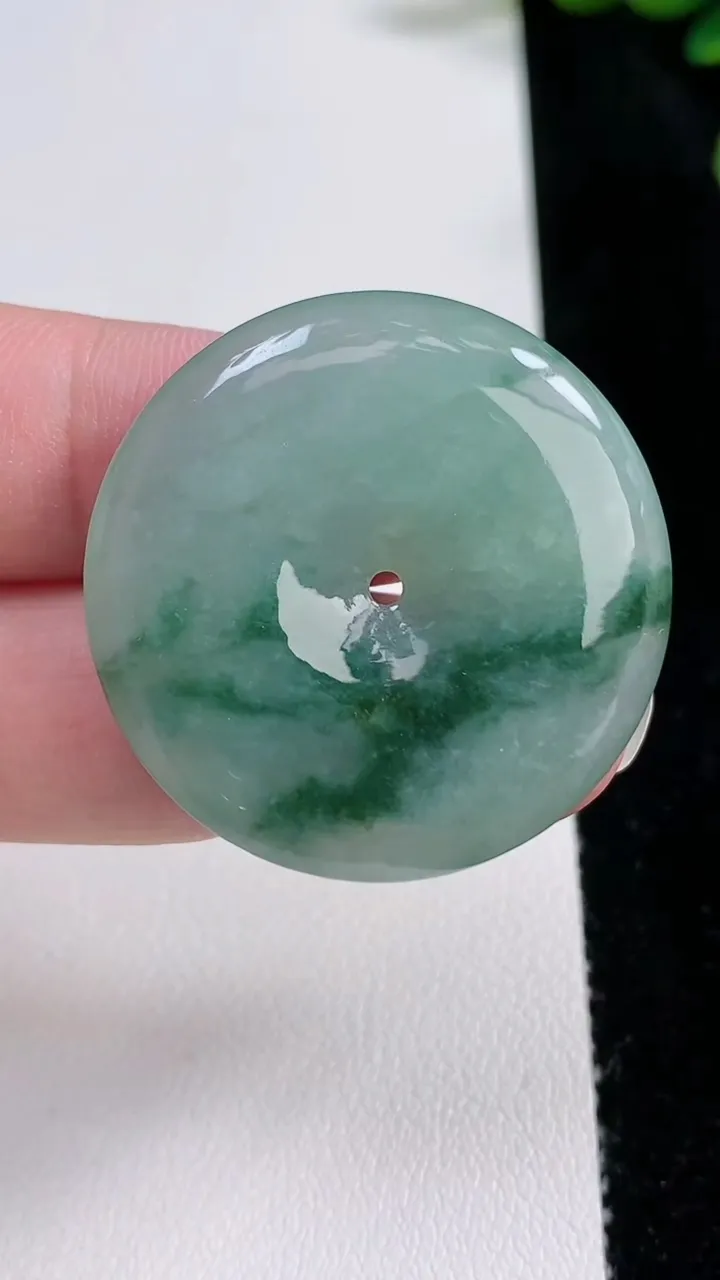 天然A货翡翠飘花平安扣吊坠，尺寸35-5.4，重量:14.27g
8月22日