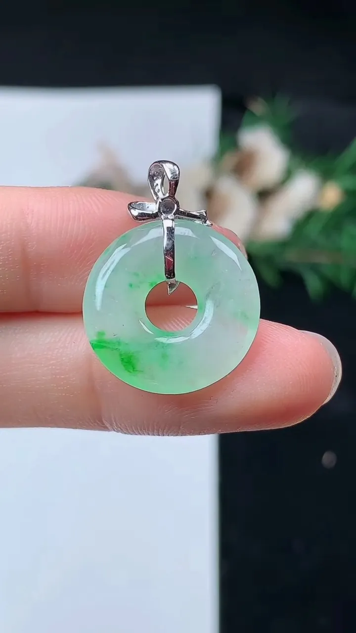 天然A货翡翠平安环吊坠，尺寸18-3，重量:2.28g
8月22日