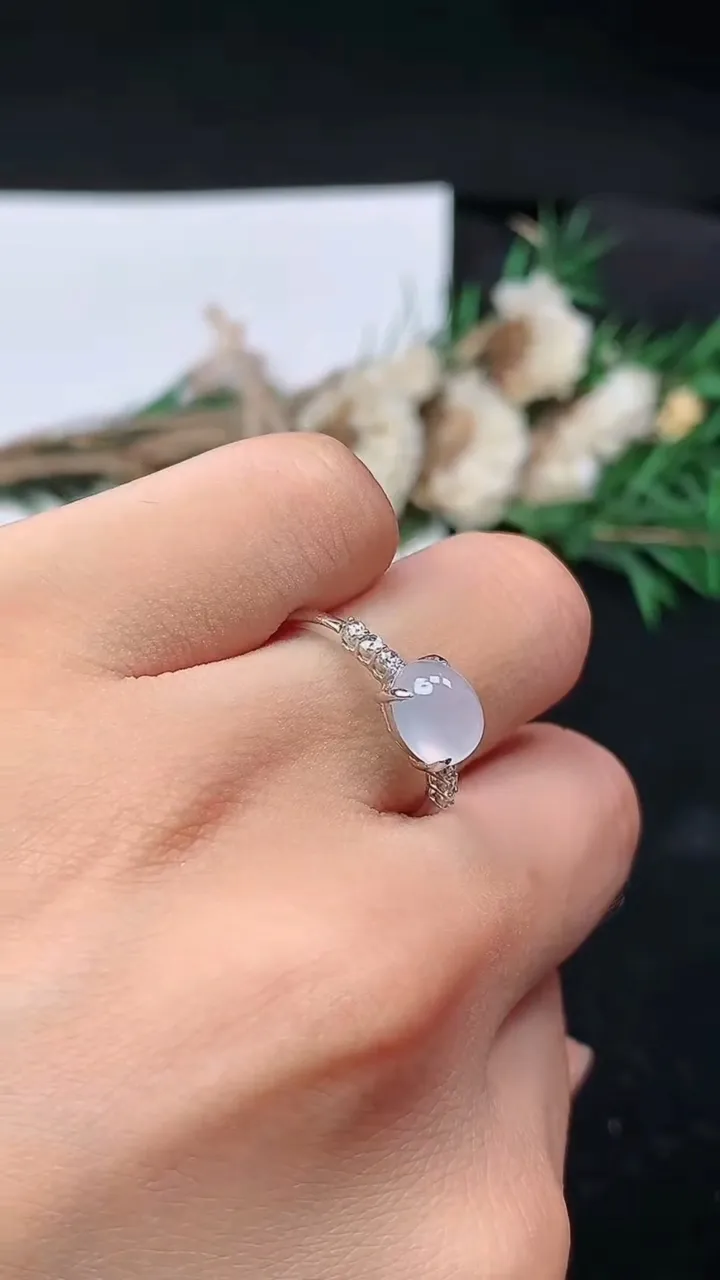 天然A货翡翠白冰蛋面戒指，尺寸17-6.3-8.2，重量:1.62g2025年8月22日
工厂直销收藏佳品,种好水足，色泽均匀，有种有色，上手高大气！