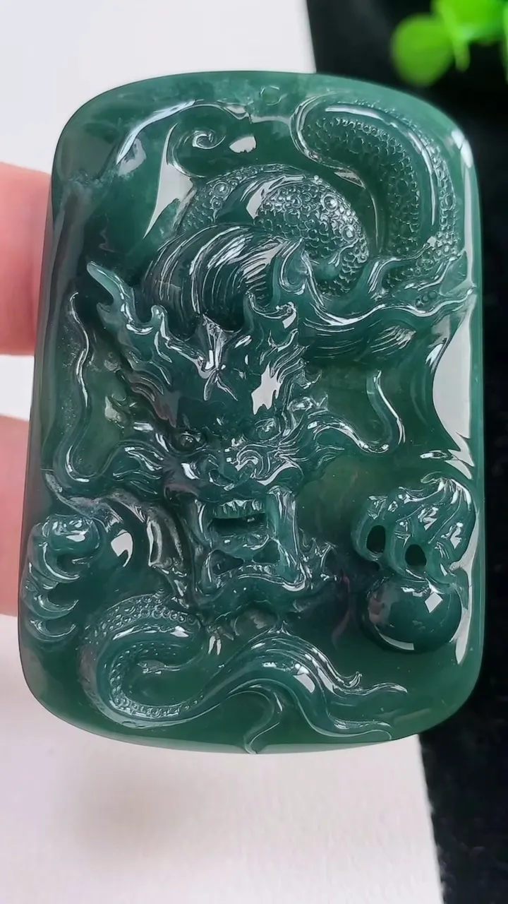 天然A货翡翠蓝水龙牌吊坠，尺寸60-40.4-6.5，重:30.39g
8月22日