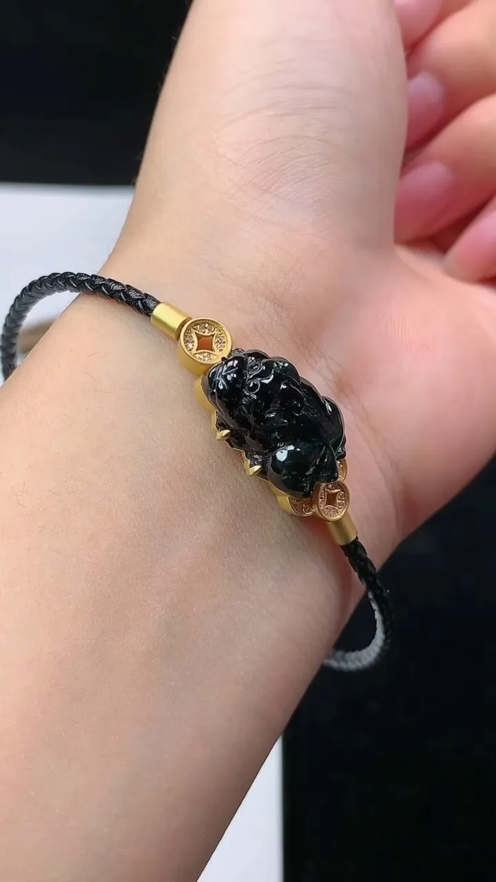 天然A货翡翠，尺寸17.9-13.4-6.4，重量:6.50g
8月22日