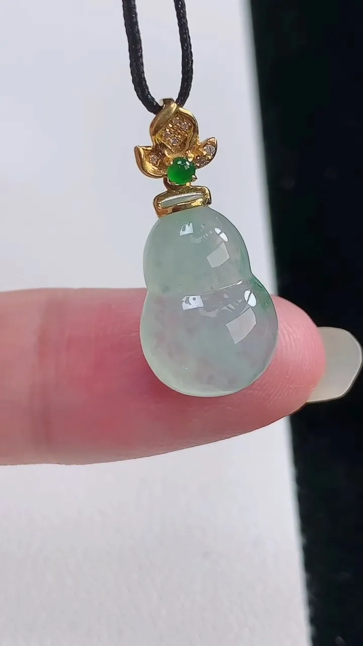 天然A货翡翠葫芦吊坠，尺寸16.3-11-4.6，重:1.88g
8月22日