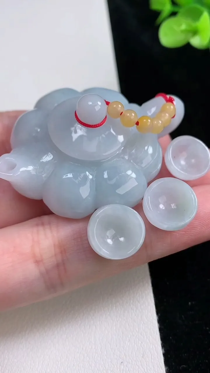 天然A货翡翠花型茶壶套装，尺寸55.4-41-12.8，重量:49.75g
8月22日