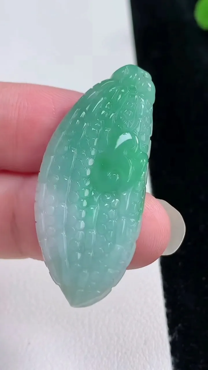 天然A货翡翠苦尽甘来 苦瓜吊坠，尺寸42-18.8-6，重量:9.12g
8月22日