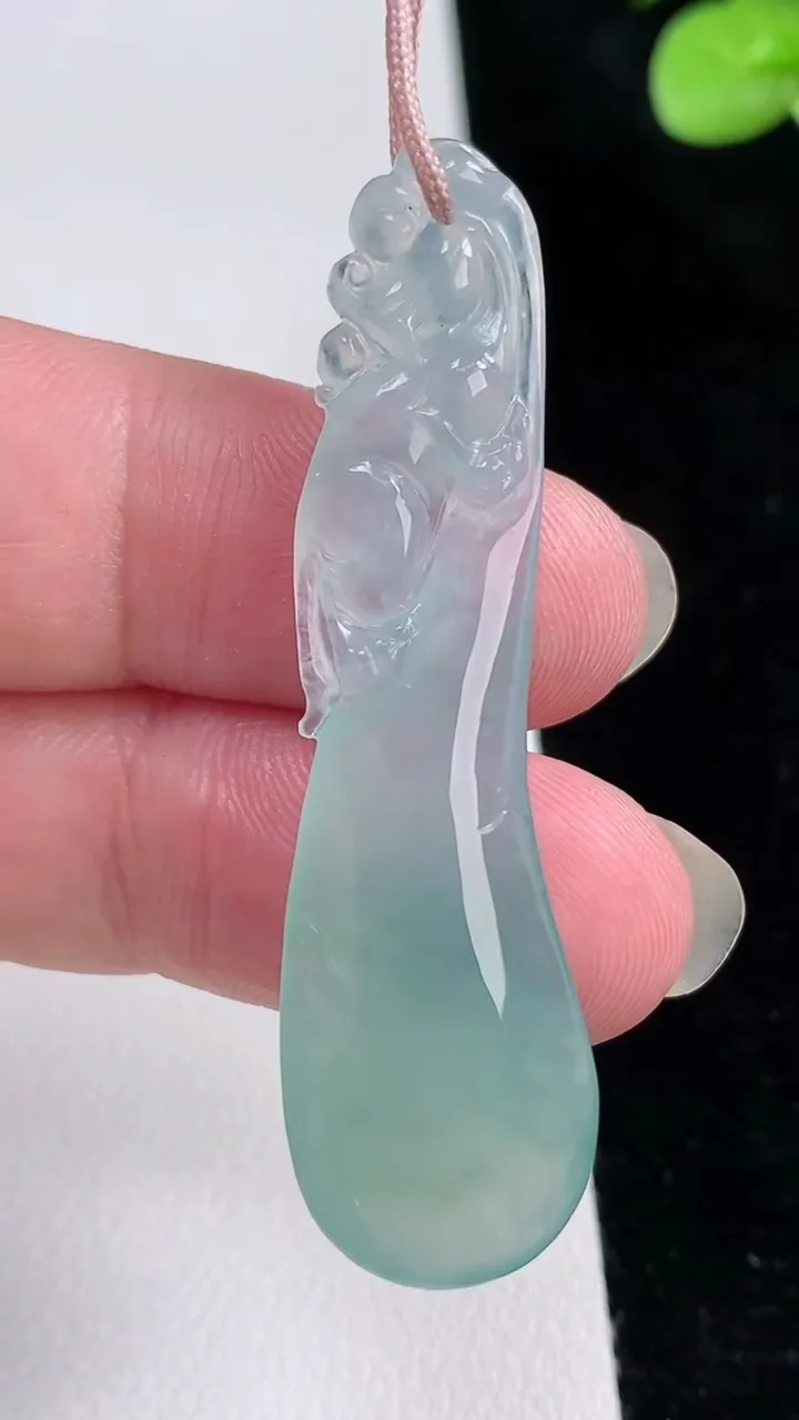 天然A货翡翠福瓜吊坠，尺寸51.5-14.2-5.2，重量:5.71g
8月22日