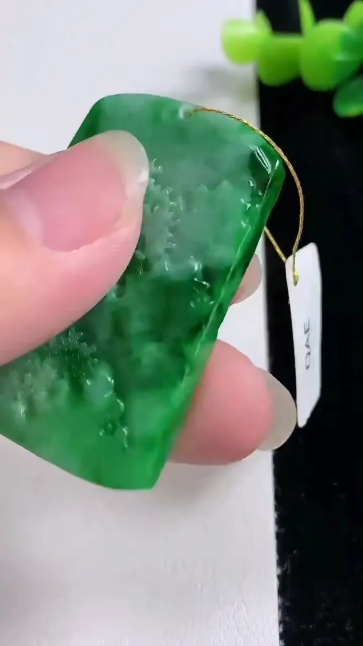 天然A货翡翠山水牌吊坠，尺寸45.8-31.6-5.7，重量:22.90g
8月22日