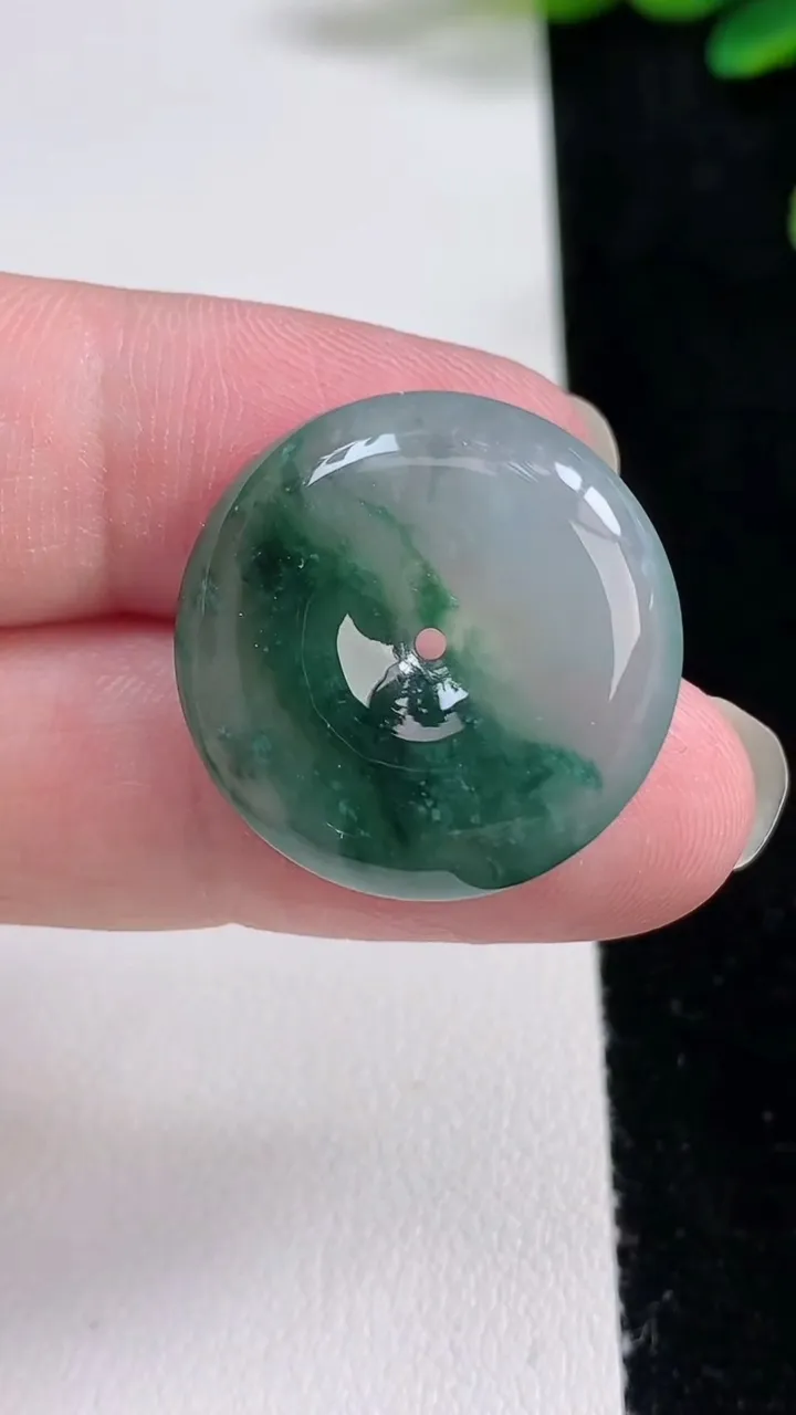 天然A货翡翠飘花平安扣吊坠，尺寸24.2-5.8，重量:6.95g
8月22日