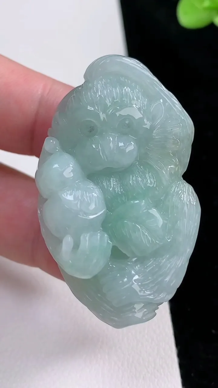 天然A货翡翠生肖猴吊坠，尺寸47.4-58.7-17.7，重量:35.28g
8月22日