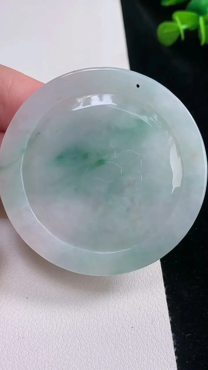 天然A货翡翠生肖马牌吊坠，尺寸57.6-6.4，重:40.79g
8月22日