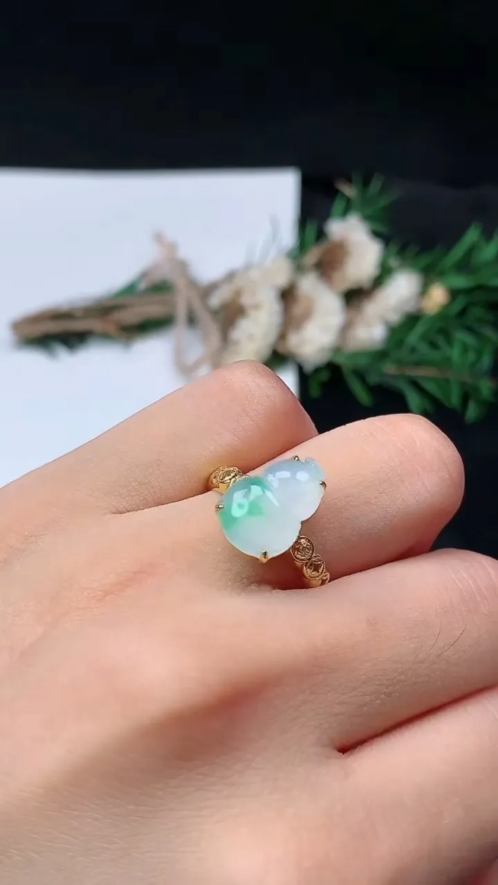 天然A货翡翠葫芦戒指，尺寸17-12.8-9.2，重量:3.45g2025年8月22日
工厂直销收藏佳品,种好水足，色泽均匀，有种有色，上手高大气！