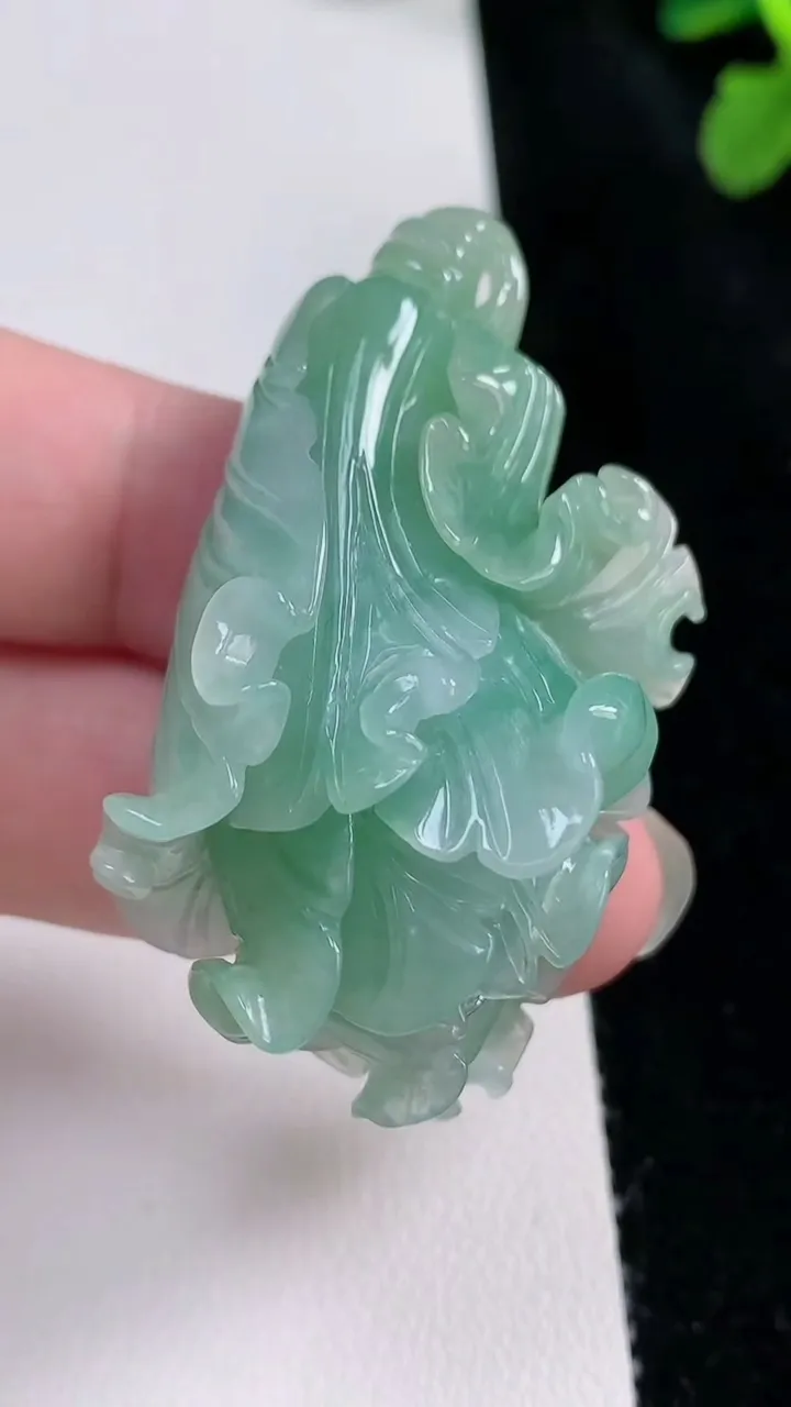 天然A货翡翠白菜吊坠，尺寸51.8-28-20.3，重量:33.63g
8月22日