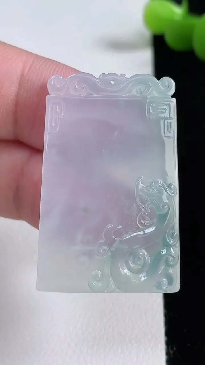 天然A货翡翠复古龙牌吊坠，尺寸38-24.8-3.8，重量:8.48g
8月22日