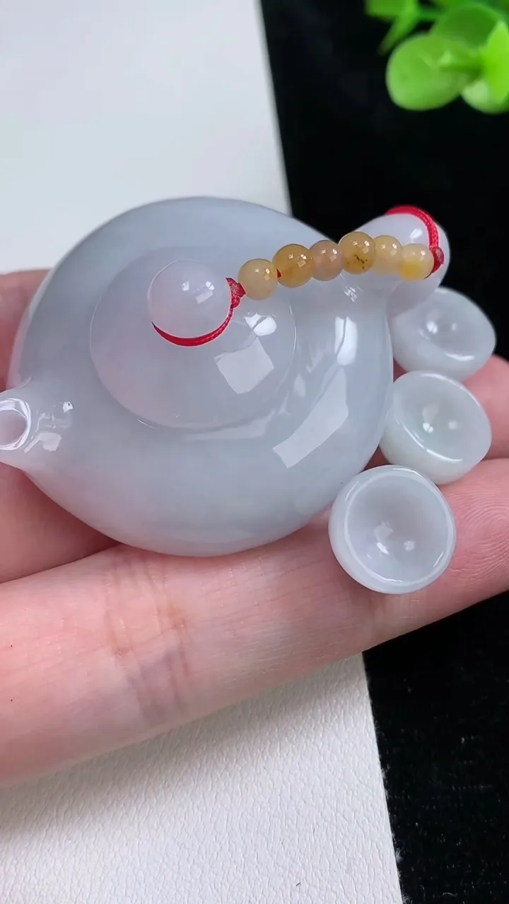 天然A货翡翠春带彩紫罗兰茶壶套装，尺寸52.7-41-14，重量:58.04g
8月22日