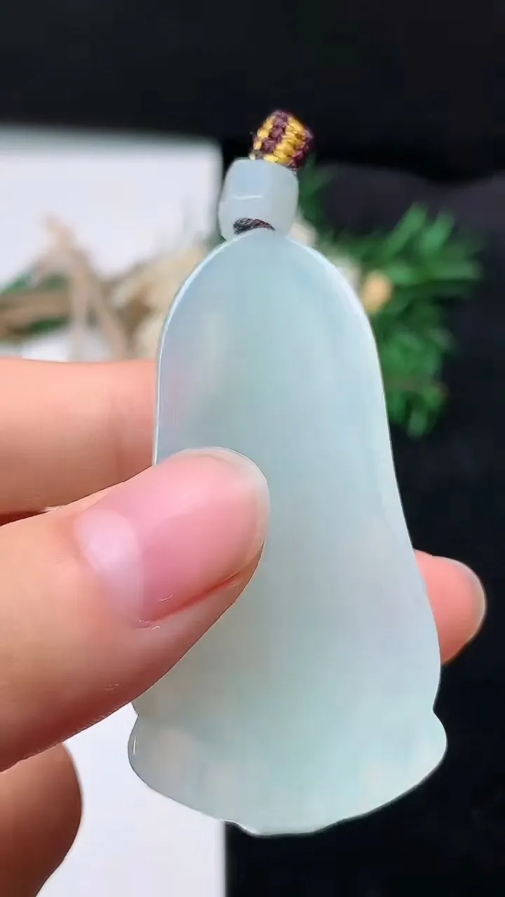 天然A货翡翠白冰大势至观音菩萨吊坠，尺寸54.6-27.2-6.9，重量:21.72g
8月22日
