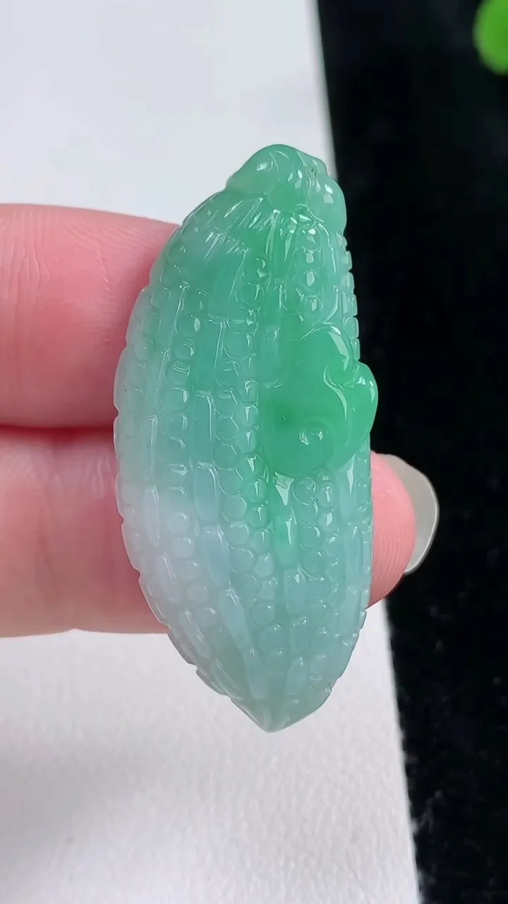 天然A货翡翠苦尽甘来 苦瓜吊坠，尺寸42-18.8-6，重量:9.12g
8月22日