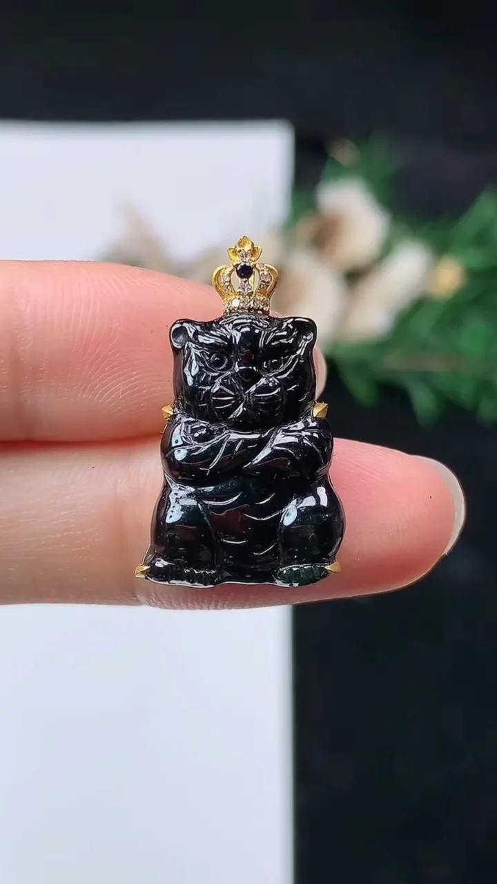 天然A货翡翠，尺寸19.6-14.8-4.6，重量:3.30g
8月22日