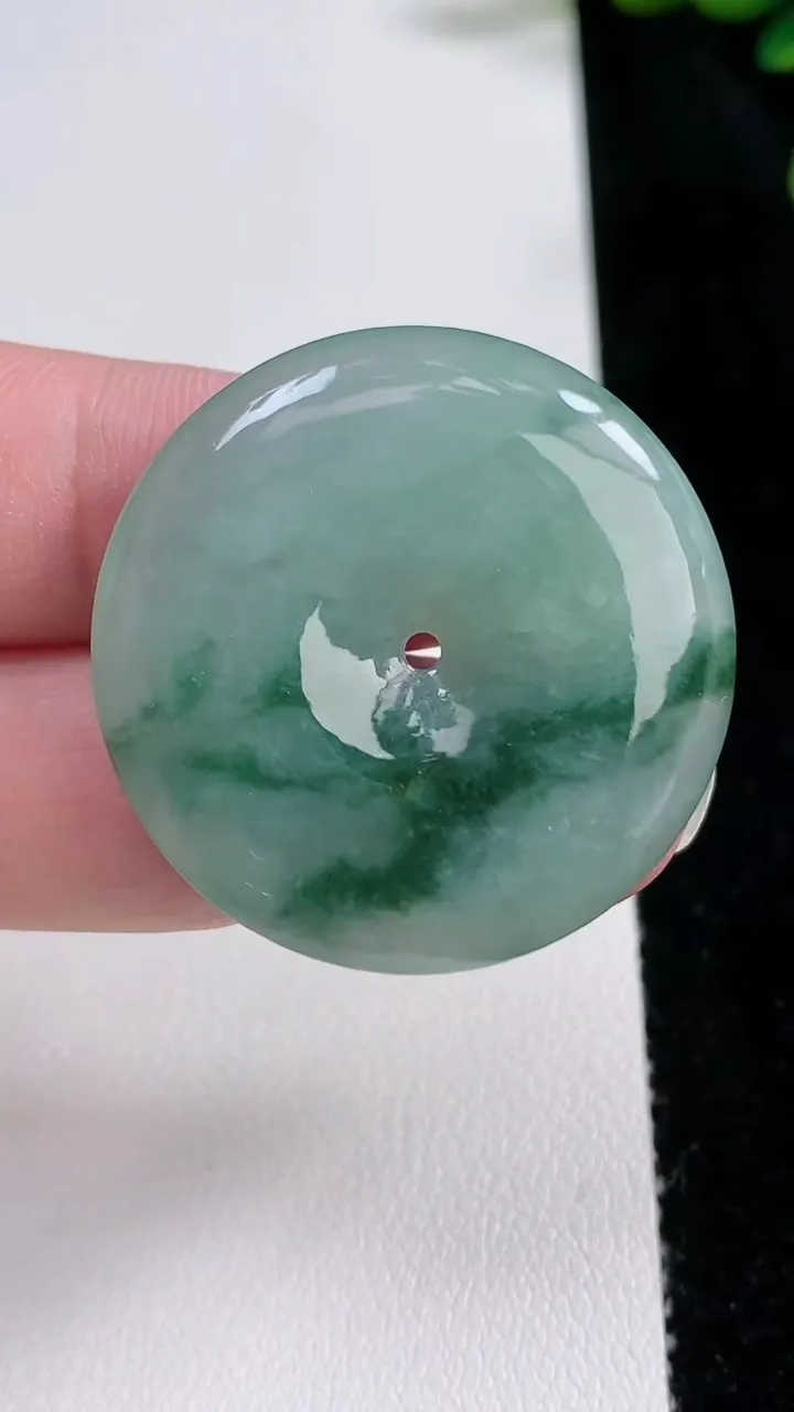 天然A货翡翠飘花平安扣吊坠，尺寸35-5.4，重量:14.27g
8月22日