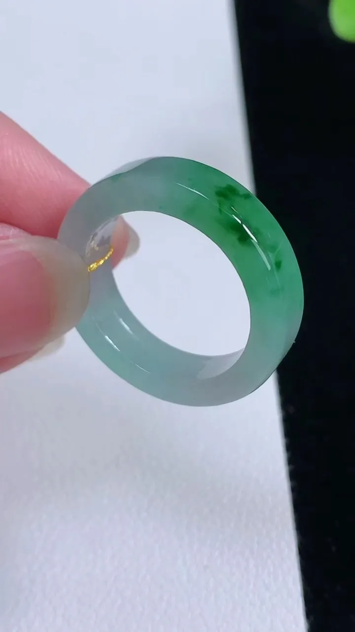 天然A货翡翠戒指指环，尺寸19.5-5.8-3，重量:5.12g2025年8月22日
工厂直销收藏佳