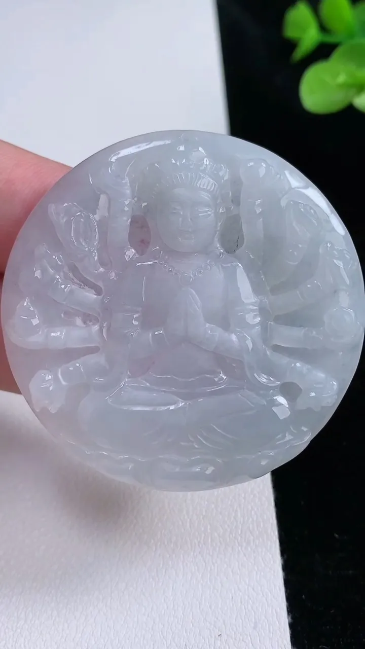 天然A货翡翠千手观音吊坠，尺寸49-4.2，重量:20.71g
8月22日